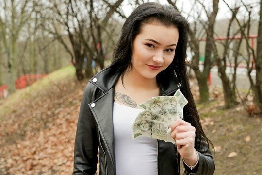 Чешская малышка повелась на легкие деньги и дала выебать себя незнакомцу