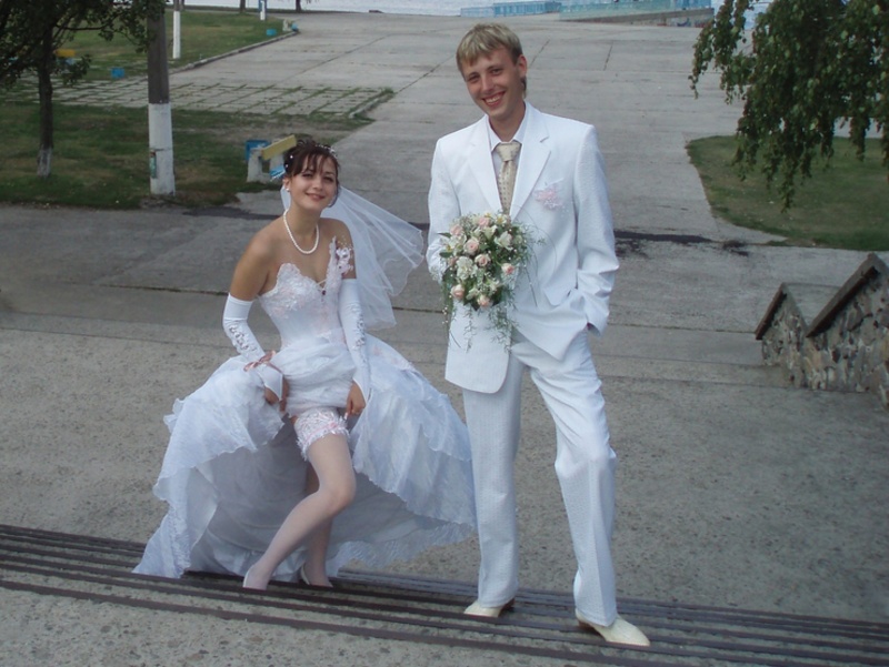 Русская невеста позирует перед мужем фото