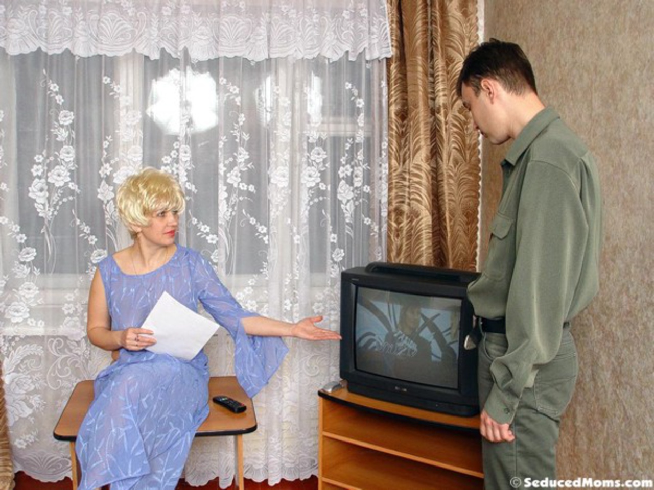 Зрелая русская хозяйка пригласила соседа на обед еблась