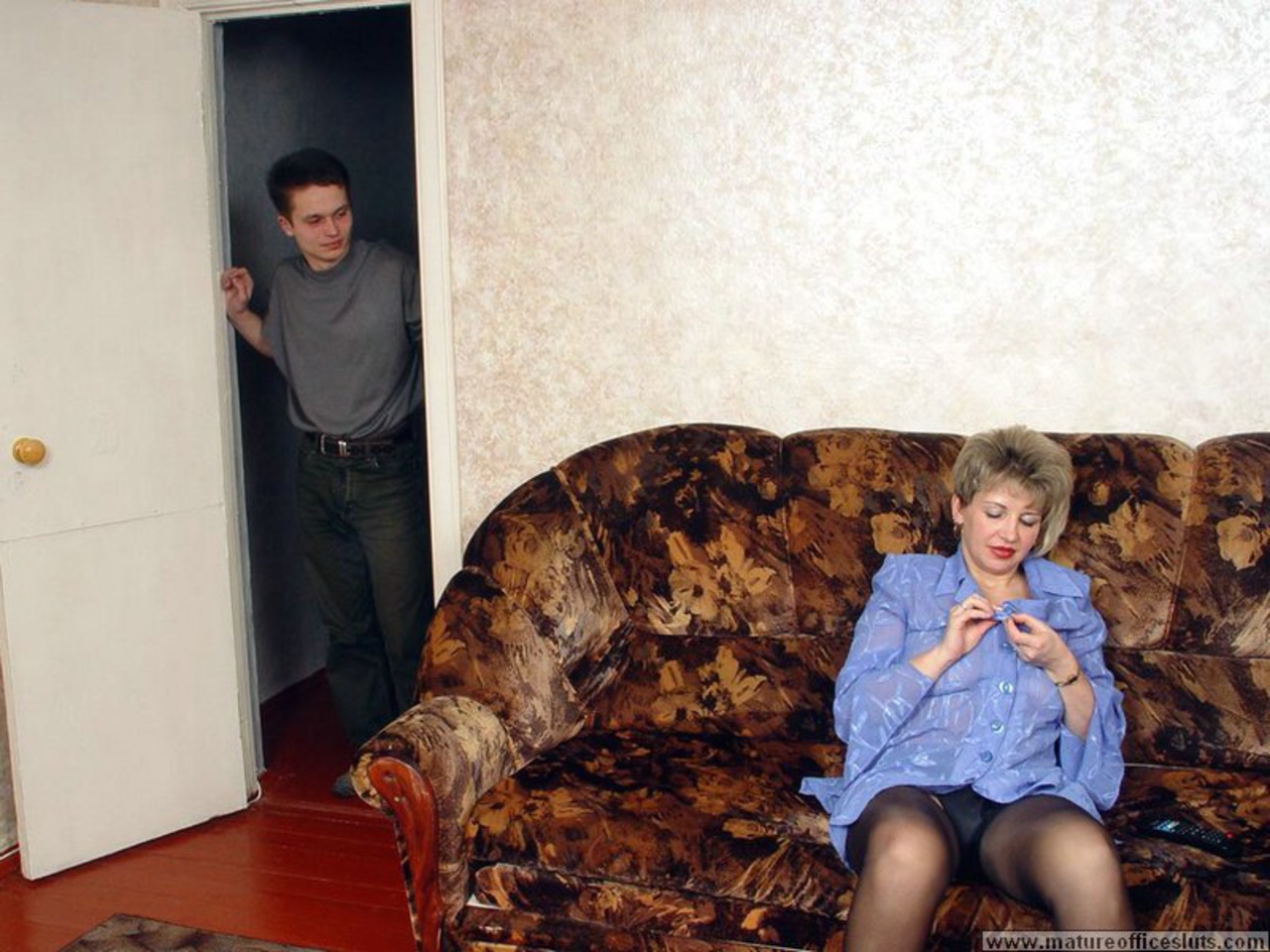 Ухажёр трахнул зрелую любовницу на диване в квартире без ремонта