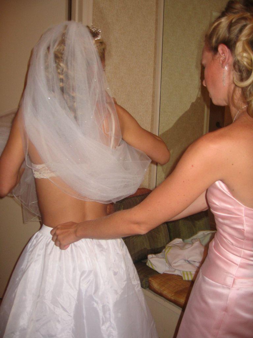 Жених трахается с пышной невестой сразу после свадьбы