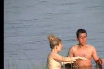 Парочка купается голышом