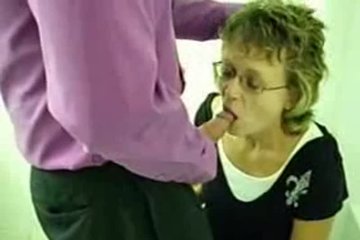 Трахнул зрелую в туалете