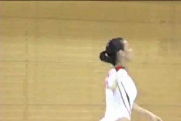 Симпотяжка решила немного пошалить и раздеться