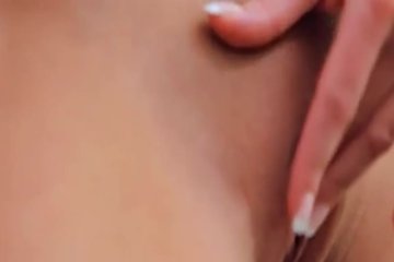 Справляется со своим одиночеством рукой