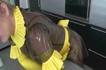 Мужик в латексе и горничная