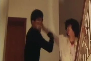 Азиатку заласкает преступник