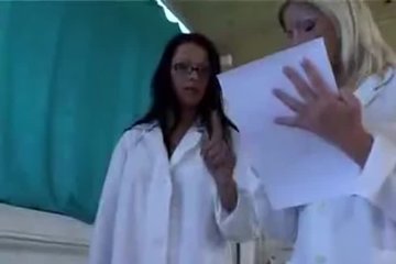 Две медсестры лесбиянки