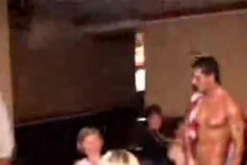 Среди несимпотичных женщин был один голый мужчина