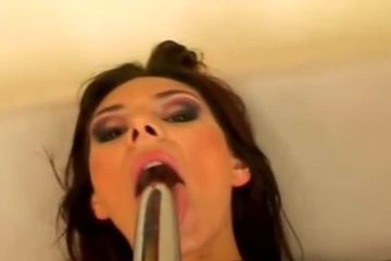 Парочкой вибраторов красотка воспользуется