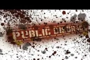 Девушка с прикованными руками шла по городу
