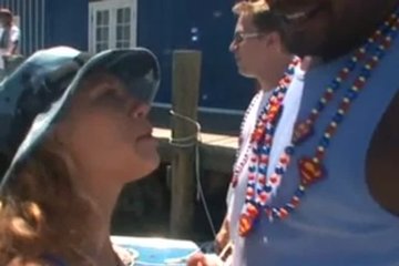 Она пришла на пляж и сняла свои трусики