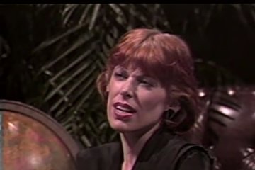 Парень смотрит на картину и соблазняет сучку