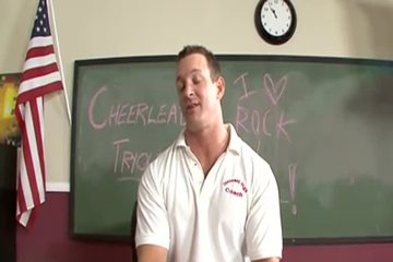 Учитель отрахал свою ученицу в рот