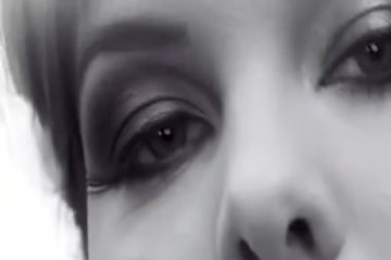 Девушка расставила ягодицы перед камерой