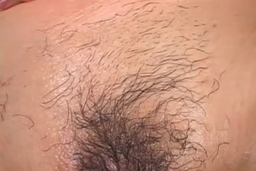 Побрили азиатке шмоньку и начали дрочить все щели