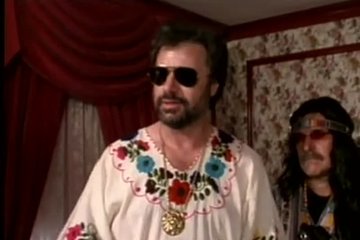 Одна минетит переодетому мужчине, а вторая трахается на допросе