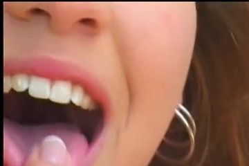 Две телки будут лизуны у бассейна делать