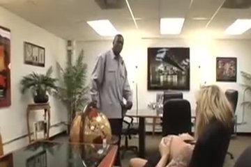 Негр с длинным членом трахает полногрудую секретаршу в офисе