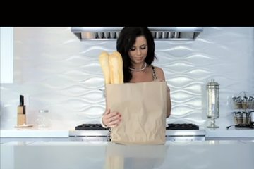 Жена пришла из магазина с продуктами