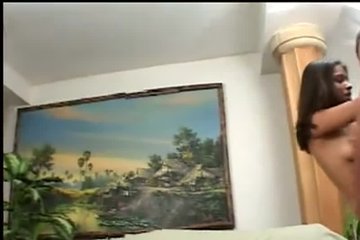 Лижет сморщенные яички нигера