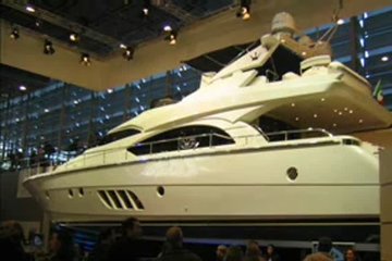 К такой солидной яхте прилагалась грудастая блондинка