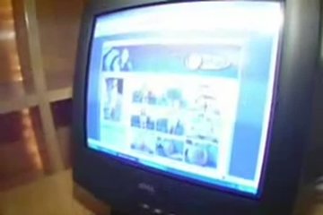 Голенькая мулатка с радостью смотрит порнушку