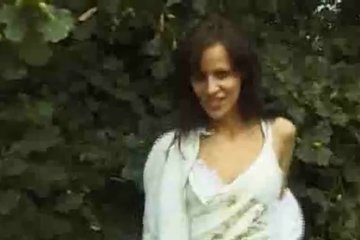 Разбросала всё свое бельё по кустам