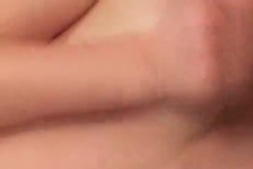 Шатенка глаз своих не сводит с писюна