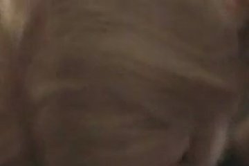 Весёлая самка сама подбегает к члену