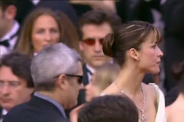 В открытом платье девушке следует быть очень внимательной