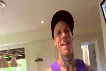 Расслабляет свою команду перед важной игрой