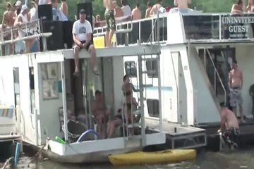 Все киски на теплоходе были жёстко выебаны