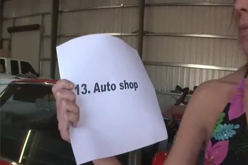 Привлекает внимание к тачке своим голым телом