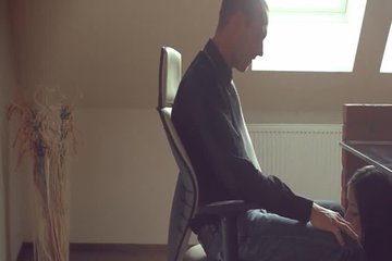 Серьёзный босс пригрел сучку между ног