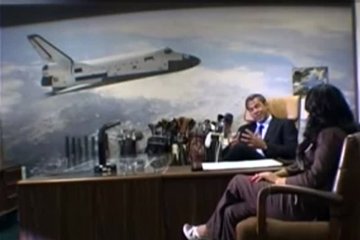Зал совещаний превратился в страстное лежбище