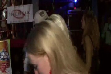 Даже на дискотеке не проч потереться своими попками