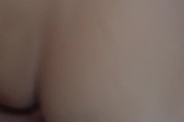 Светловолосая кокетка снимает селфи во время секса