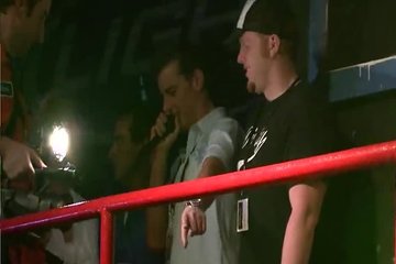 Заводят толпу голыми сиськами