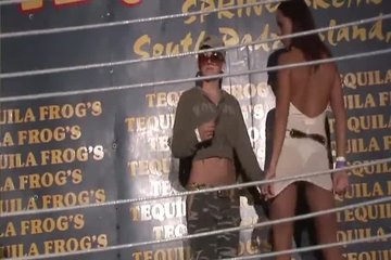 Красотки между боями соревнуются в твёрке