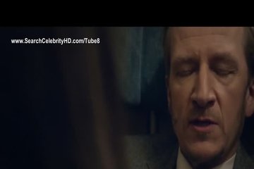 Постоянно играет на пианино своему самцу