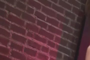 Игриво и сексуально кусают друг дружку за выпуклости