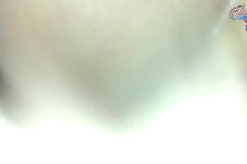 Шалунишка сама вешается на водил
