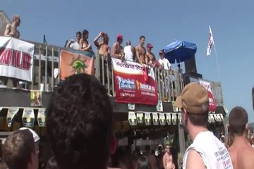 Пляжные вечеринки как раз и созданы для любви