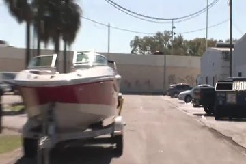 Тёлочка ждала секса прямо на стоянке