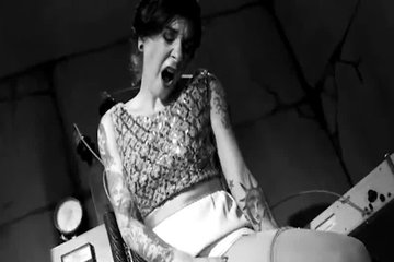 Сексуальная учёная проводит опыты над мужскими членами