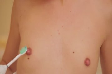 Зубной щёткой можно удовлетворить даже писю