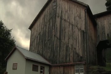 В заброшенном сарае нашу красотку никто не услышыт