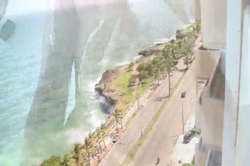 Купает свои крупные сиськи