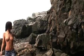 Брюнетка любит обнажаться на природе